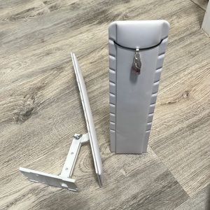 White bracelet or necklace holder